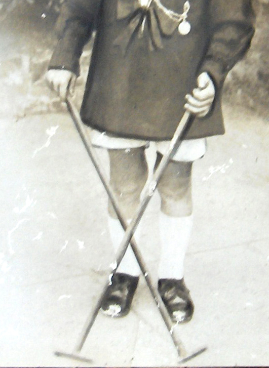 Louis Proux (Loir-et-Cher) avec un jouet à identifier : tiges en bois, entre 1925 et 1930