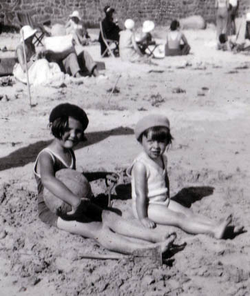 Annie Biguais et Mado Coïc, Trébeurden, août 1932