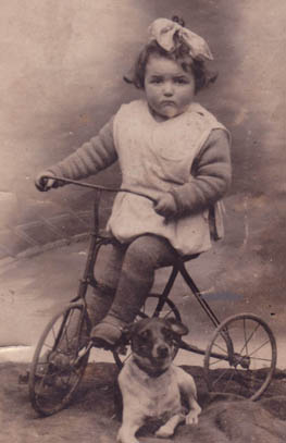 Annie Biguais sur son tricycle (avant 1930)